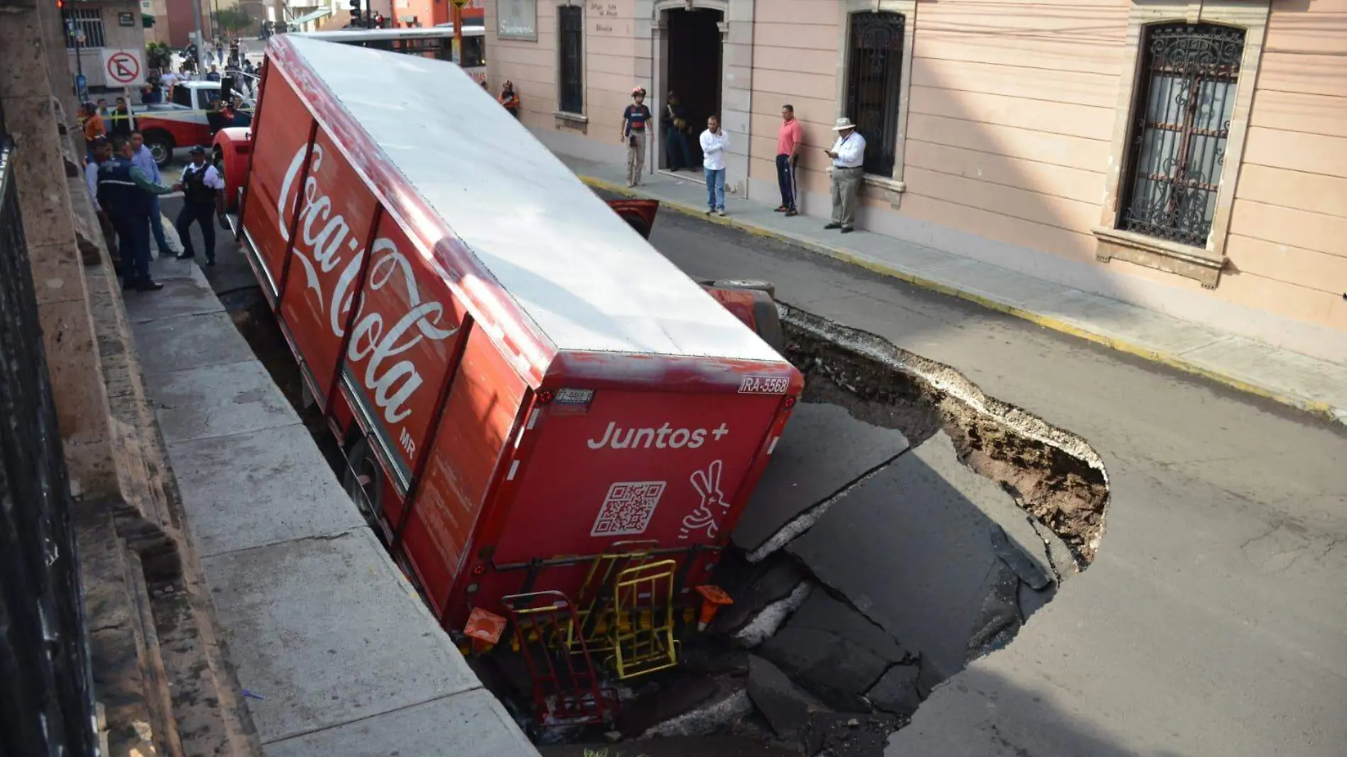 Socavón en Irapuato se come a camioneta y a camión refresquero